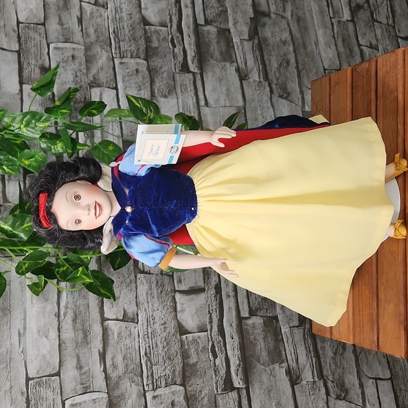 Ashton Drake Snow White & 7 Dwarfs Porcelain Doll Set - Picture 12 of 13